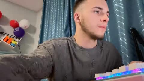 Snapshot of golden_boyyy21 chatting on March 12, 4:56 pm Golden boyyy21 online show from March 12, 4:56 pm