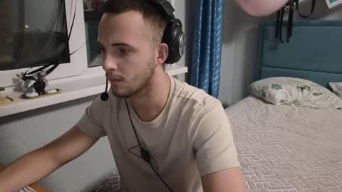 Snapshot of golden_boyyy21 chatting on September 8, 4:28 pm Golden boyyy21 online show from September 8, 4:28 pm