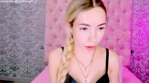 Snapshot of golden_girl__ chatting on October 18, 1:52 am golden girl online show from October 18, 1:52 am