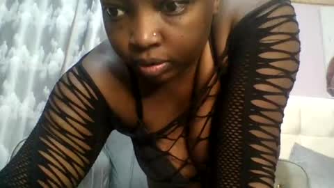 Snapshot of goldencurves_bunny chatting on June 16, 8:39 am Bella online show from June 16, 8:39 am