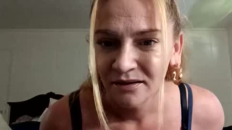 Snapshot of goldendoll1704 chatting on June 2, 4:31 pm goldendoll1704 online show from June 2, 4:31 pm