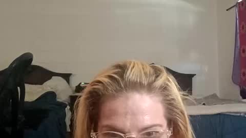 Snapshot of goldendoll1704 chatting on June 6, 10:58 pm goldendoll1704 online show from June 6, 10:58 pm