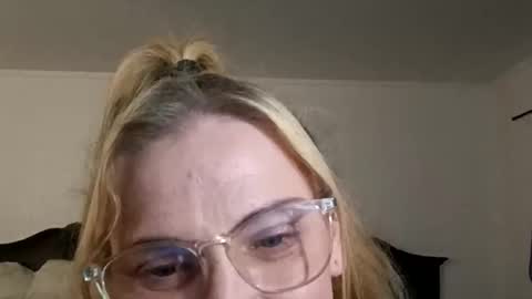 Snapshot of goldendoll1704 chatting on June 8, 1:28 am goldendoll1704 online show from June 8, 1:28 am