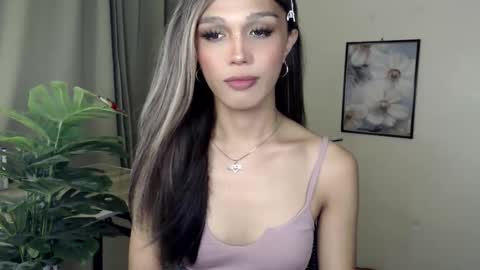 Snapshot of goldenlily69 chatting on November 30, 4:33 pm Lily is Gold online show from November 30, 4:33 pm