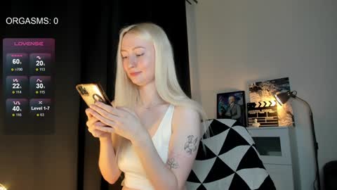 Snapshot of goodg_oddamn chatting on December 14, 8:18 pm SOPHIE online show from December 14, 8:18 pm