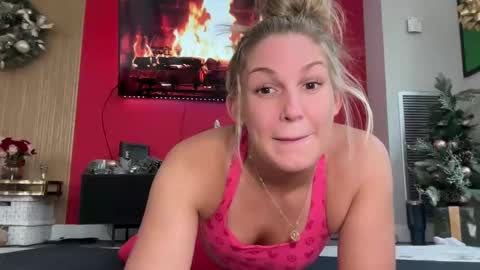 Snapshot of graciemae_baexx chatting on December 6, 6:39 pm Gracie Mae online show from December 6, 6:39 pm