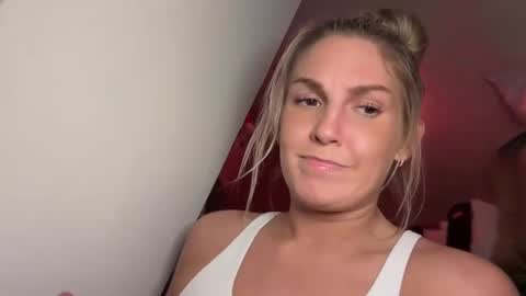 Snapshot of graciemae_baexx chatting on December 13, 12:09 am Gracie Mae online show from December 13, 12:09 am