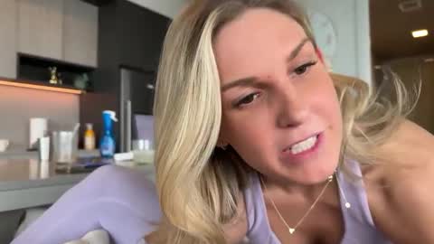 Snapshot of graciemae_baexx chatting on February 27, 9:25 pm Gracie Mae online show from February 27, 9:25 pm