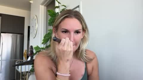 Snapshot of graciemae_baexx chatting on September 17, 5:25 pm Gracie Mae online show from September 17, 5:25 pm