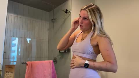 Snapshot of graciemae_baexx chatting on November 21, 8:18 pm Gracie Mae online show from November 21, 8:18 pm