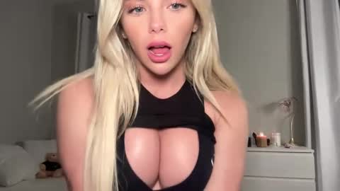 Snapshot of gracieparker chatting on February 18, 1:54 am Gracie online show from February 18, 1:54 am