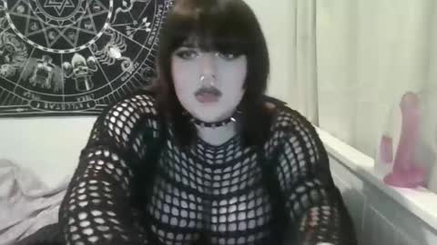 Snapshot of grave4ngelz chatting on December 15, 10:03 pm Grave4ngelz online show from December 15, 10:03 pm