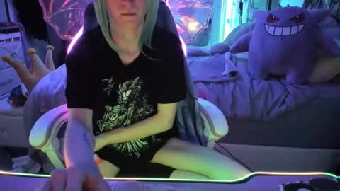 Snapshot of greeneyedlovexo chatting on November 2, 5:10 am GreenEyedLovexo online show from November 2, 5:10 am