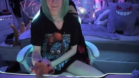 Snapshot of greeneyedlovexo chatting on November 8, 6:13 am GreenEyedLovexo online show from November 8, 6:13 am