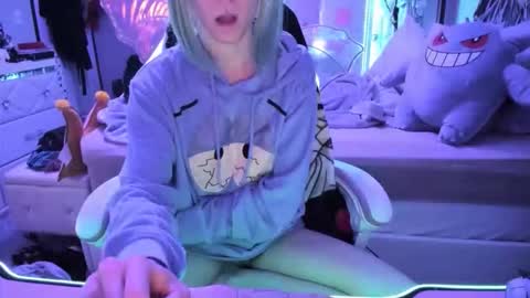 Snapshot of greeneyedlovexo chatting on November 10, 2:27 pm GreenEyedLovexo online show from November 10, 2:27 pm