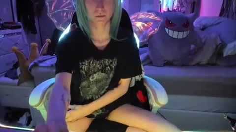 Snapshot of greeneyedlovexo chatting on November 12, 6:47 am GreenEyedLovexo online show from November 12, 6:47 am