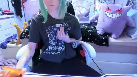 Snapshot of greeneyedlovexo chatting on November 15, 3:04 am GreenEyedLovexo online show from November 15, 3:04 am