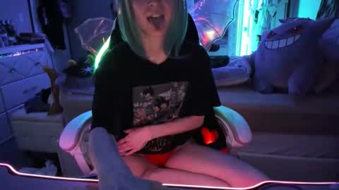 Snapshot of greeneyedlovexo chatting on November 19, 6:13 am GreenEyedLovexo online show from November 19, 6:13 am