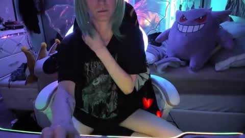 Snapshot of greeneyedlovexo chatting on November 21, 8:35 am GreenEyedLovexo online show from November 21, 8:35 am