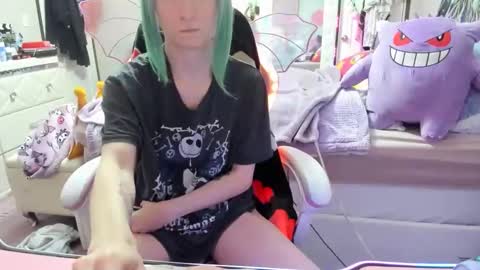 Snapshot of greeneyedlovexo chatting on December 1, 9:20 pm GreenEyedLovexo online show from December 1, 9:20 pm