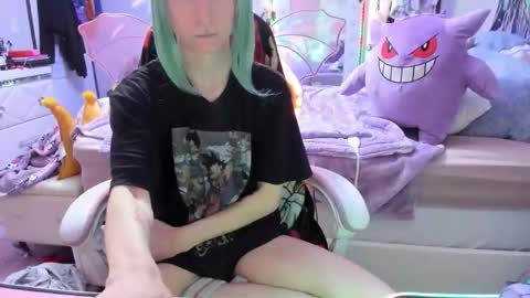 Snapshot of greeneyedlovexo chatting on December 5, 4:25 pm GreenEyedLovexo online show from December 5, 4:25 pm