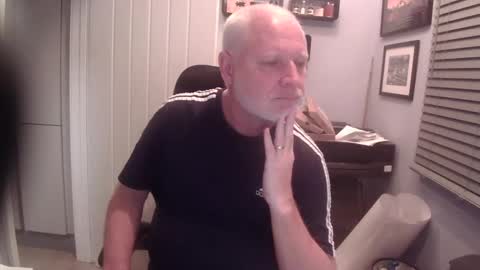 Snapshot of greyfox_6000 chatting on February 18, 11:19 pm greyfox_6000 online show from February 18, 11:19 pm