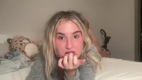 Snapshot of grrlgod chatting on February 17, 12:32 am grrlgod online show from February 17, 12:32 am