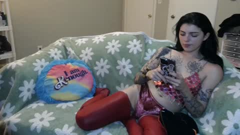 Snapshot of grumpytwo chatting on December 19, 2:23 am grumpytwo online show from December 19, 2:23 am