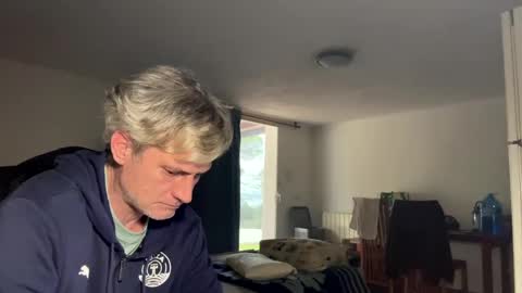 Snapshot of guardiannif_ chatting on February 20, 7:12 am guardiannif_ online show from February 20, 7:12 am