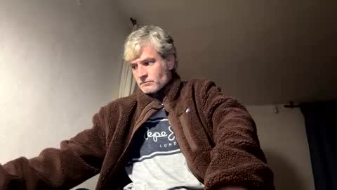 Snapshot of guardiannif_ chatting on February 22, 6:41 pm guardiannif_ online show from February 22, 6:41 pm