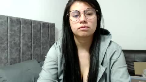 Snapshot of gumball_room chatting on February 17, 7:09 pm Vane blonde and Hazell black hair online show from February 17, 7:09 pm