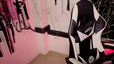 Snapshot of guxplo_ chatting on November 10, 4:06 pm Miss online show from November 10, 4:06 pm