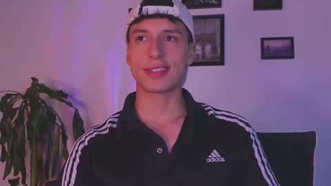 Snapshot of guy_twinks chatting on January 17, 6:51 am Gabriel online show from January 17, 6:51 am