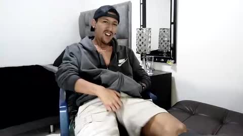 Snapshot of guykarim chatting on December 31, 11:31 am karim online show from December 31, 11:31 am