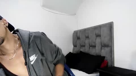 Snapshot of guykarim chatting on February 28, 12:31 pm karim online show from February 28, 12:31 pm