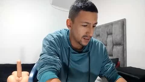 Snapshot of guykarim chatting on March 4, 10:35 am karim online show from March 4, 10:35 am