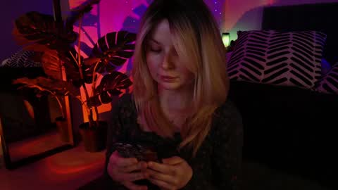 Snapshot of gwenhilton chatting on January 22, 5:37 am gwenhilton online show from January 22, 5:37 am