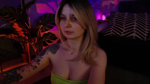 Snapshot of gwenhilton chatting on January 25, 6:01 am gwenhilton online show from January 25, 6:01 am