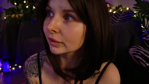 Snapshot of gwenhilton chatting on March 11, 5:38 am gwenhilton online show from March 11, 5:38 am