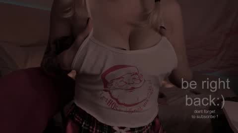 Snapshot of h2h0e chatting on December 18, 9:54 pm Lana online show from December 18, 9:54 pm