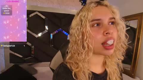 Snapshot of haelycute chatting on November 2, 9:06 pm Haely online show from November 2, 9:06 pm