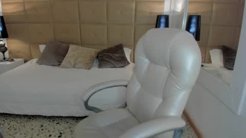 Snapshot of hailey_florez chatting on February 13, 6:27 pm hailey online show from February 13, 6:27 pm