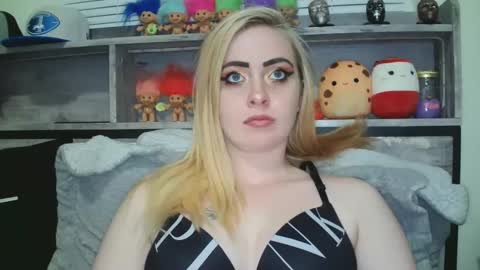 Snapshot of haileyakuma69 chatting on December 18, 11:08 pm Hailey and d online show from December 18, 11:08 pm