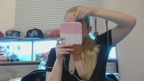 Snapshot of haileyakuma69 chatting on November 23, 10:31 pm Hailey and d online show from November 23, 10:31 pm