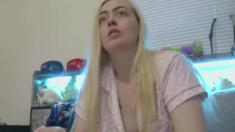 Snapshot of haileyakuma69 chatting on December 14, 10:14 pm Hailey and d online show from December 14, 10:14 pm