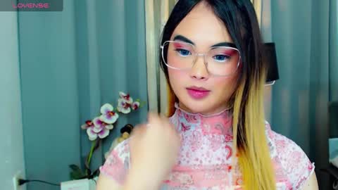 Snapshot of hailywilson chatting on March 2, 5:23 am haily online show from March 2, 5:23 am