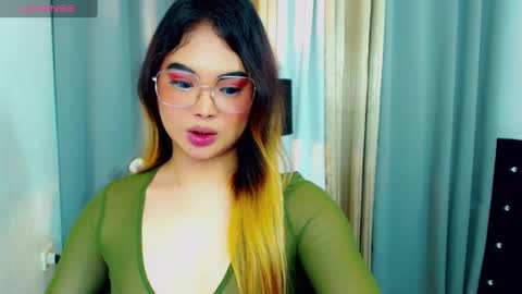 Snapshot of hailywilson chatting on March 7, 2:15 am haily online show from March 7, 2:15 am