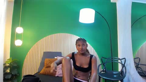 Halley Lorens online show from November 18, 7:18 pm