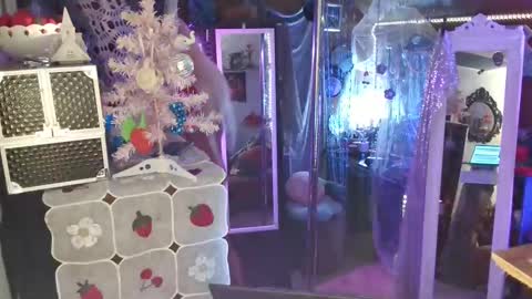 Snapshot of halovalentine chatting on December 5, 12:41 am halovalentine online show from December 5, 12:41 am