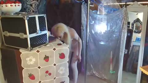 Snapshot of halovalentine chatting on January 2, 10:44 pm halovalentine online show from January 2, 10:44 pm